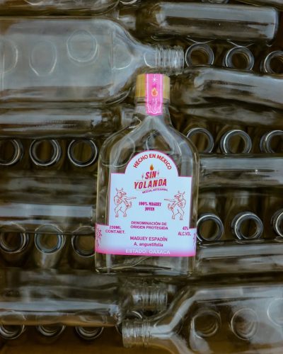 Así comienza la magia- una botella vacía, lista para llenarse del sabor único de SIN YOLANDA. Porque el mezcal se vive desde el primer vistazo. 😏👀 #maguey #mezcal #Oaxaca #disfrutar #comienzo #magia